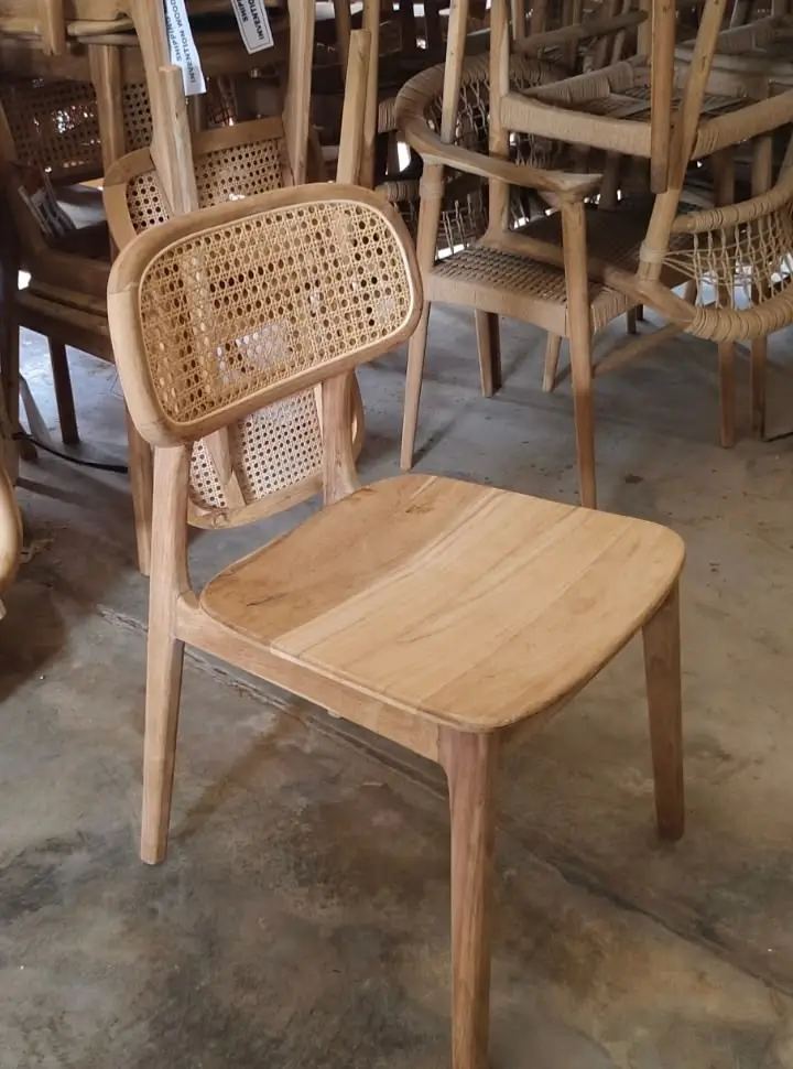 Kursi-Cafe-Jati-Minimalis-Kombinasi-Rotan